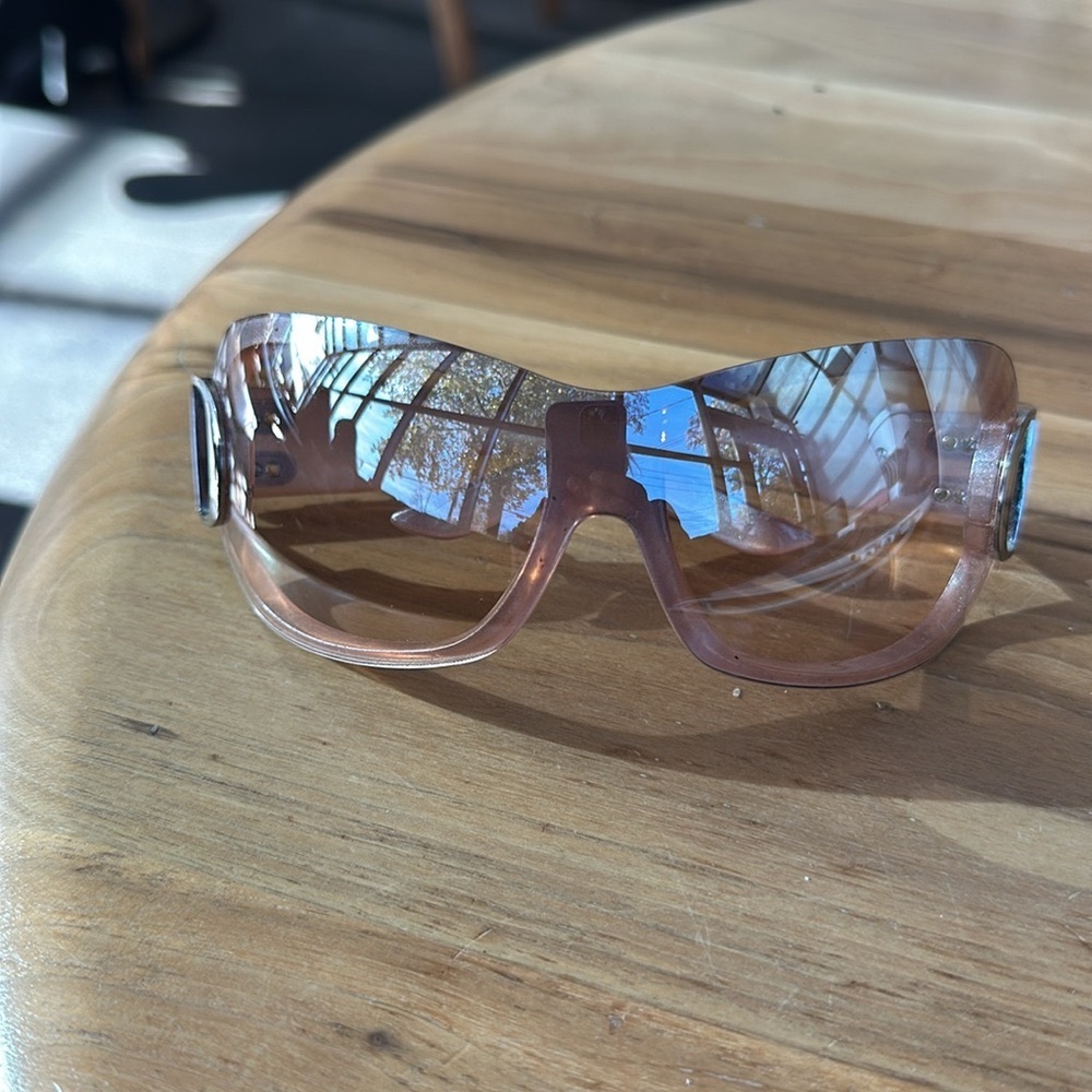 Dior high fashion pink shades! Classic mint condition! Kardassian fashionable.